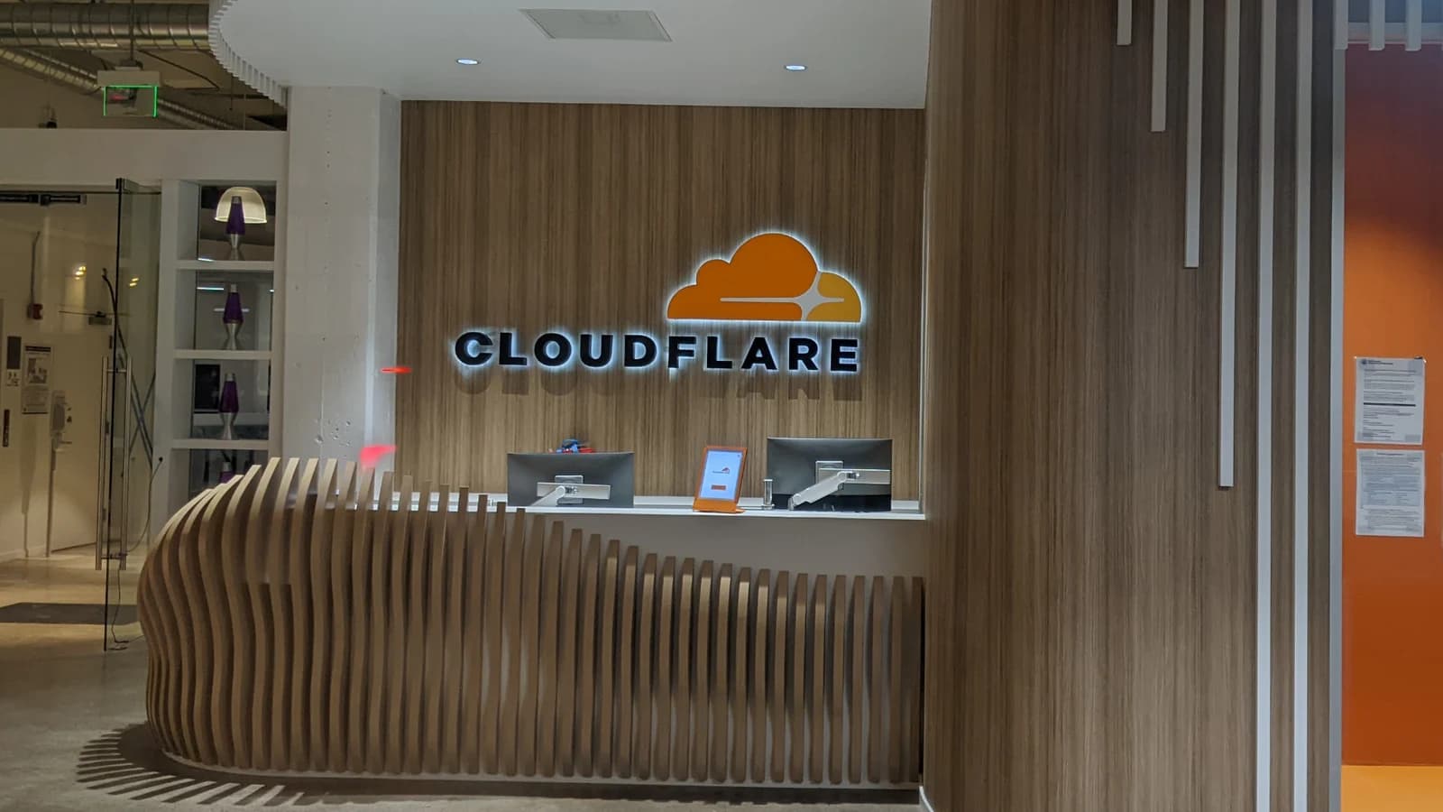 Cloudflare sufre millonaria sanción en Italia por "violar normas antipiratería"